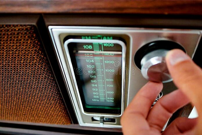 person-tuning-um-rádio-antiquado-115377413